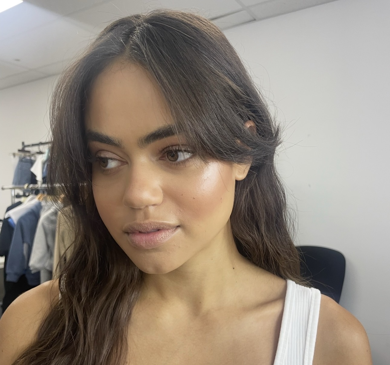 Glowing natural makeup with soft waves